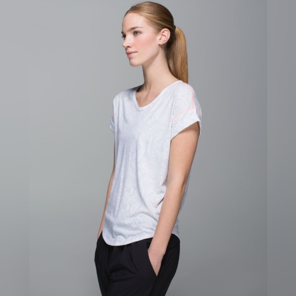 Lululemon Weekend Short Sleeve Desert Snake White Silver Fox Size 6 Pre-owned
